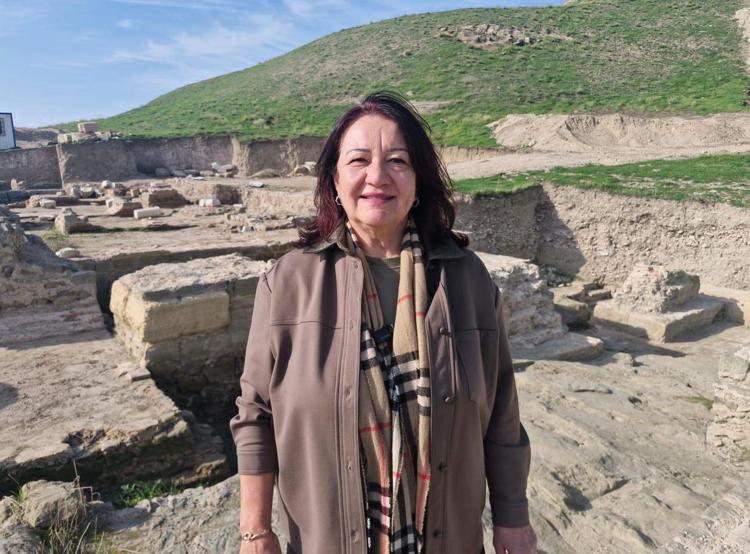 TİYATRODA BİRKAÇ DÖNEME AİT İZLERİN VARLIĞINI SAPTADIK