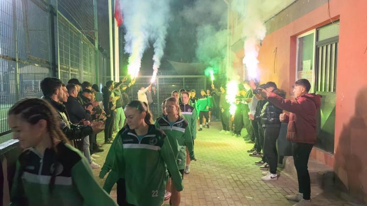 ERKEKLERLE FUTBOL OYNARKEN GÖRDÜM VE TAKIMA GETİRDİM