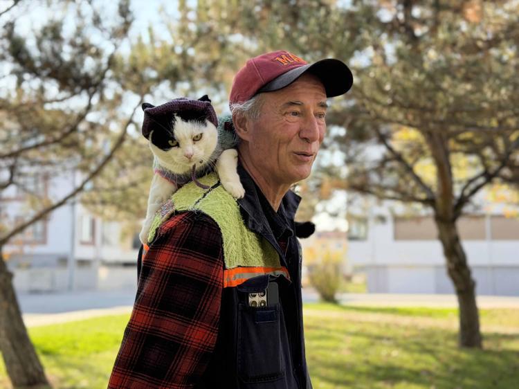 ‘KEDİLER GERÇEKTEN SAHİPLERİNE BENZİYOR’