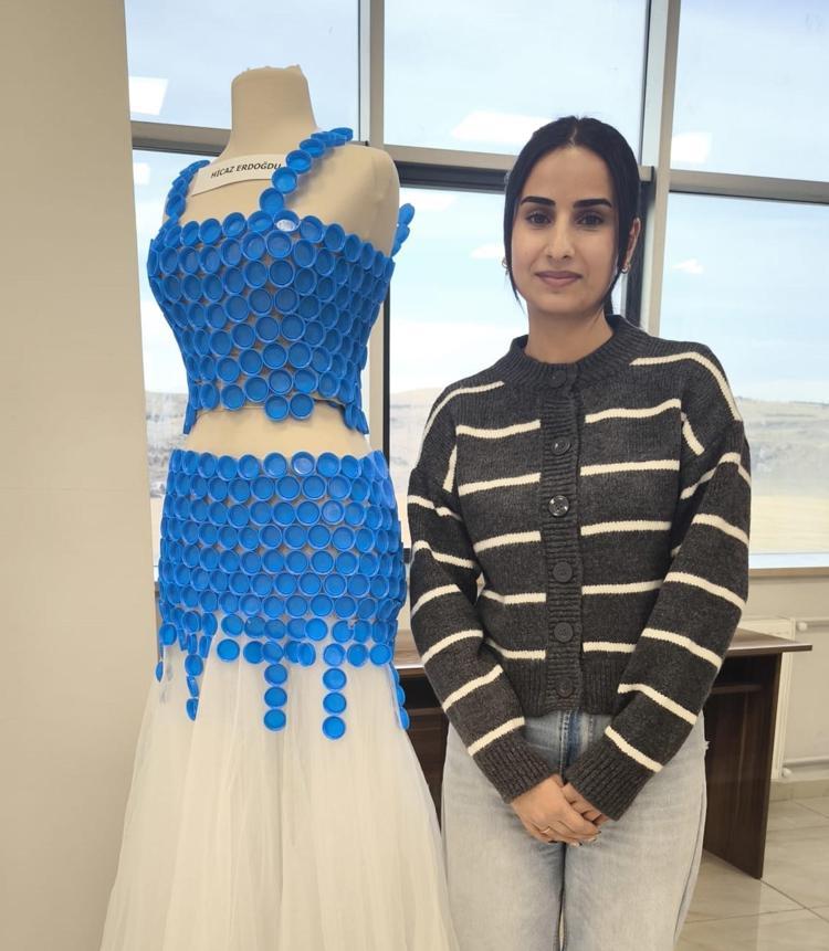 250 KAPAKLA ELBİSE TASARLADI