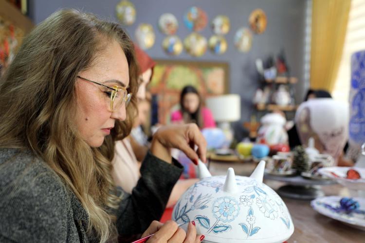 ‘ÇİNGENE KIZI’NI ÇİNİ SANATINA YANSITMAK İSTİYORUM