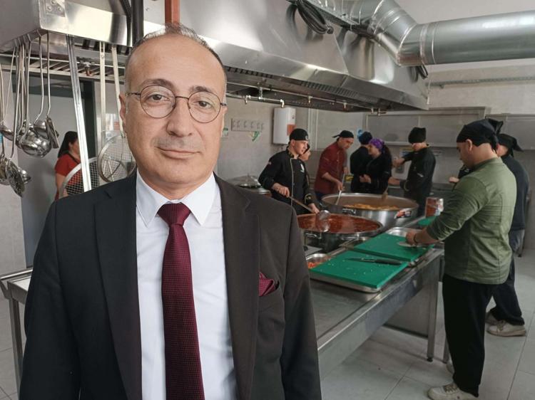 ÖĞRETMEN VE ÖĞRENCİLERİMİZ GÖNÜLLÜ ÇALIŞIYOR