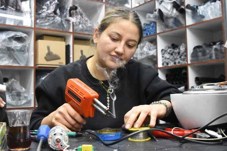 ‘SÜPÜRGELERİN KABLOLARIYLA İP ATLARDIK’