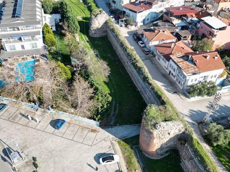 114 BURÇTAN BİRİ DE ARSANIN İÇİNDE