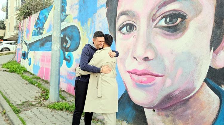 HEM MUTLU HEM HÜZÜNLÜYÜM