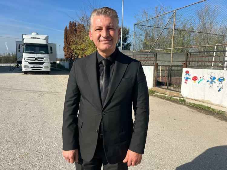 DUVARLARI KARİKATÜRLERLE RENKLENDİRİYOR