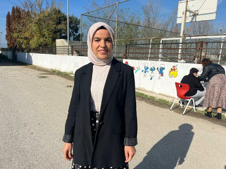 OKUDUKLARINI RESMEDEBİLEN BİR ÇOCUK