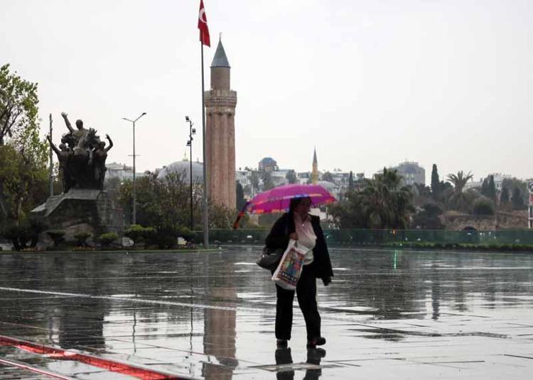 DENİZE SÜRÜKLENEN KARAVANDAKİ TURİSTLER KURTARILDI