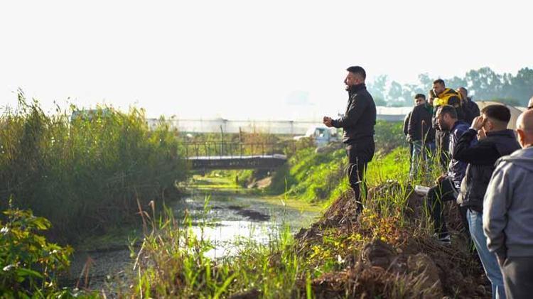 EŞİ KANALIN KENARINDA GÖZYAŞI DÖKTÜ