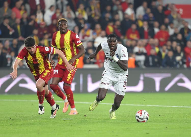 ÖNDE BAŞLADI, ARKADA BİTİRDİ