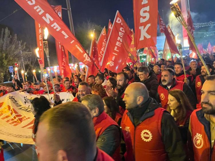 ‘EMEKÇİ ARKADAŞIMIZ SOKAKTA HAKKINI ARIYOR’