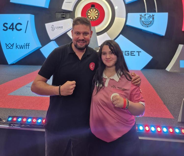 GENÇLİK VE SPOR İL MÜDÜRÜ SÜLEYMAN ERDOĞAN, MİLLİ DARTÇIYI KUTLADI