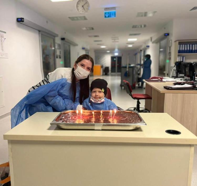 HİKAYEMİZ ARI SOKMASIYLA BAŞLADI