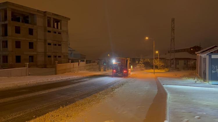 BELEDİYE EKİPLERİ, KAR TEMİZLEME ÇALIŞMASI BAŞLATTI