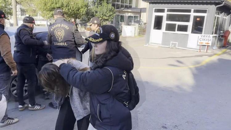 İKİ KADIN TETİKÇİ YAKALANDI