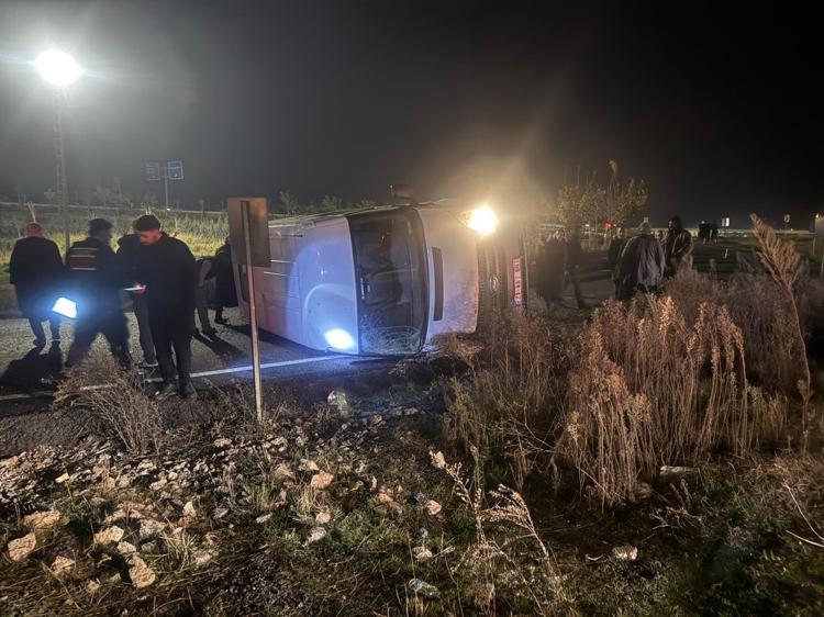 KAZAYI İZLEMEK İÇİN DURAN 3 ARAÇ ÇARPIŞTI