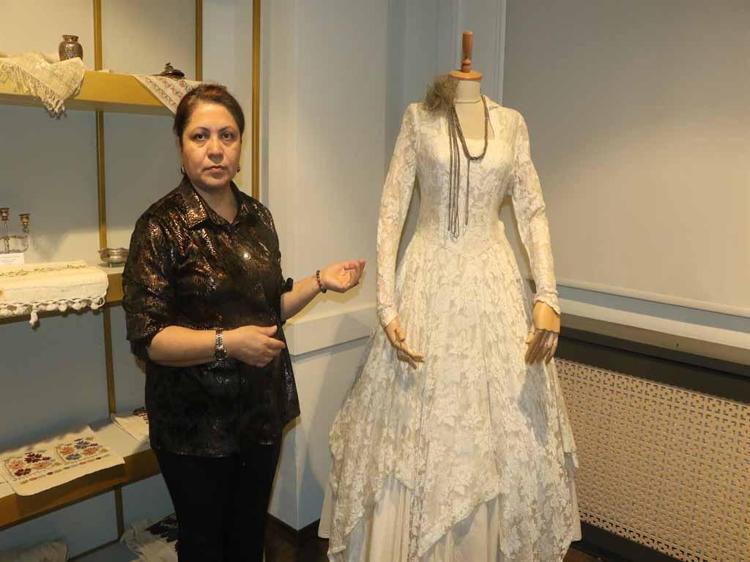 ‘100 YILLIK GELİNLİKLER O DÖNEMİN İZLERİNİ TAŞIYOR’