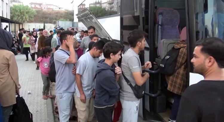 10 BİN 883 GÖÇMEN KAÇAKÇISI YAKALANDI