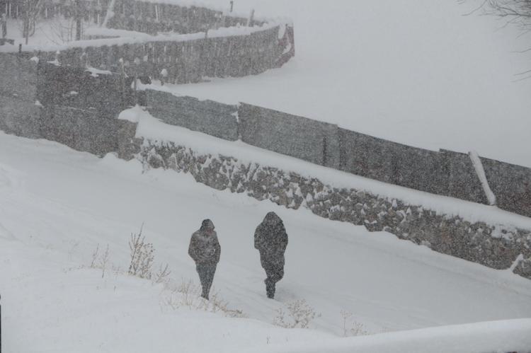 BİNGÖL-DİYARBAKIR VE BİNGÖL-MUŞ KARA YOLLARI TIR TRAFİĞİNE KAPATILDI