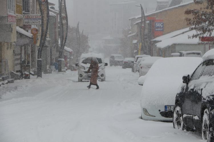 BİNGÖL-ELAZIĞ KARA YOLU DA TIR TRAFİĞİNE KAPATILDI