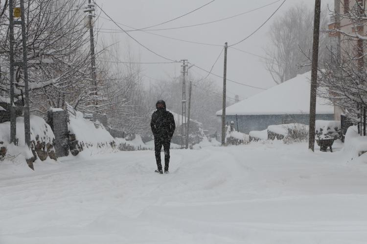 BİNGÖL-ERZURUM KARA YOLU, TIR TRAFİĞİNE KAPANDI