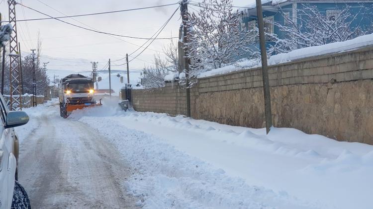 BAŞKALEDE EKİPLER KAR TEMİZLEME ÇALIŞMASI YAPTI