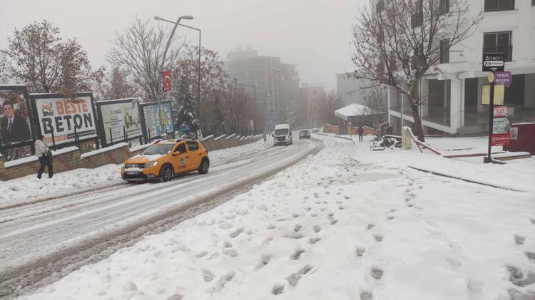 22 KÖY YOLU İLE ŞIRNAK-HAKKARİ KARA YOLUNUN BİR BÖLÜMÜ KAPANDI