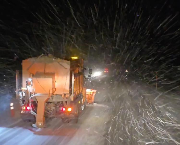 OTOBÜS DURAKLARININ CAMLARI BUZ TUTTU