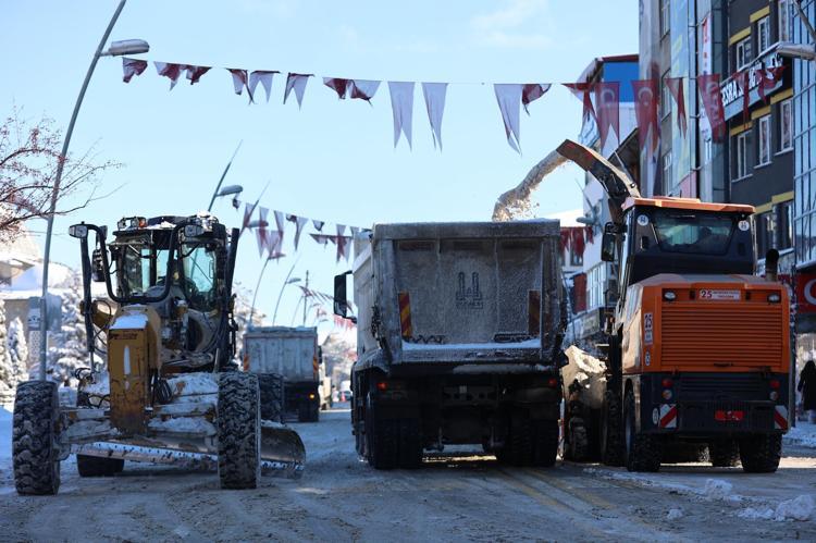 BÜYÜKŞEHİRİN KAR TİMLERİ İŞBAŞINDA