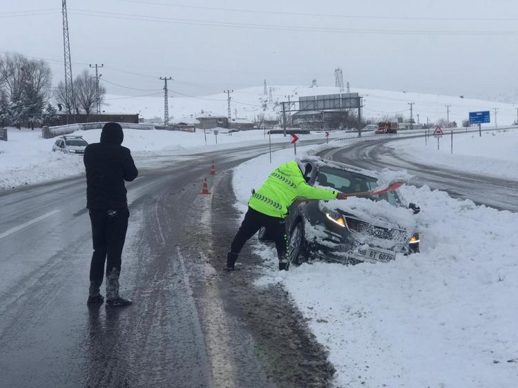 KARA SAPLANAN ARAÇLARI POLİSLER KÜREKLER İLE KURTARDI