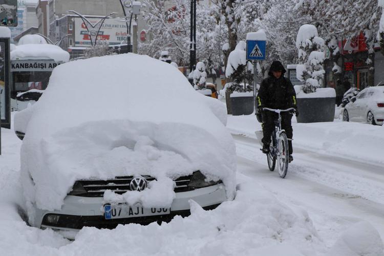 VEDAŞ EKİPLERİ ARIZALARA YÜRÜYEREK ULAŞIYOR