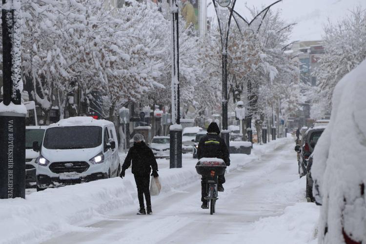 HASTALAR, EKİPLER TARAFINDAN HASTANELERE ULAŞTIRILDI
