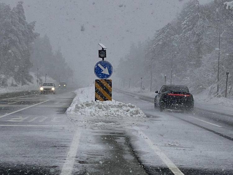 TIR ARIZASI TRAFİKTE AKSAMAYA NEDEN OLDU