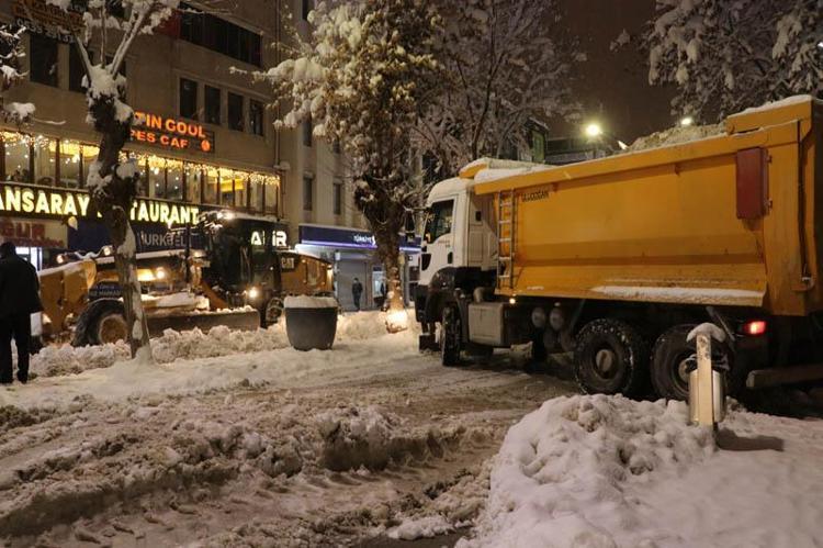 KENT MERKEZİNDEKİ KAR KÜTLELERİ KAMYONLARLA İL DIŞINA TAŞINIYOR
