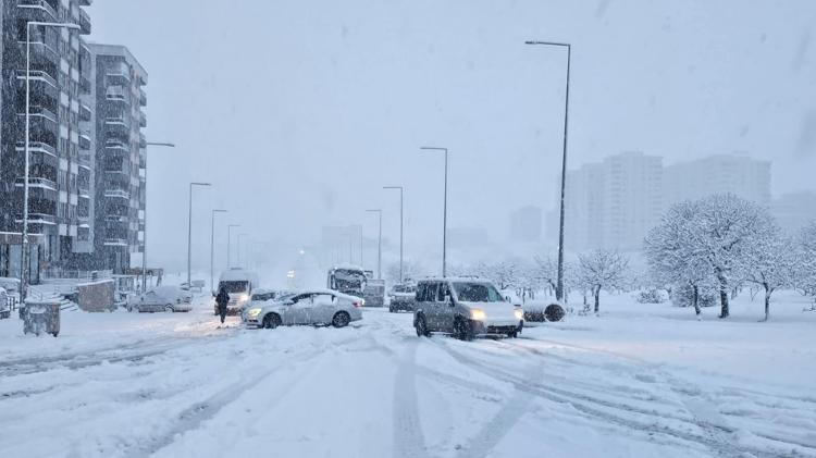 BALIKLIGÖLDE KAR MANZARASI