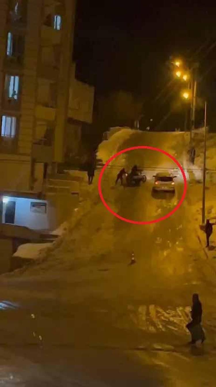 SİİRT’TE 39 KÖY YOLU KAPANDI, 69 YAŞINDAKİ HASTA 3 SAATLİK ÇALIŞMANIN ARDINDAN HASTANEYE ULAŞTIRILDI