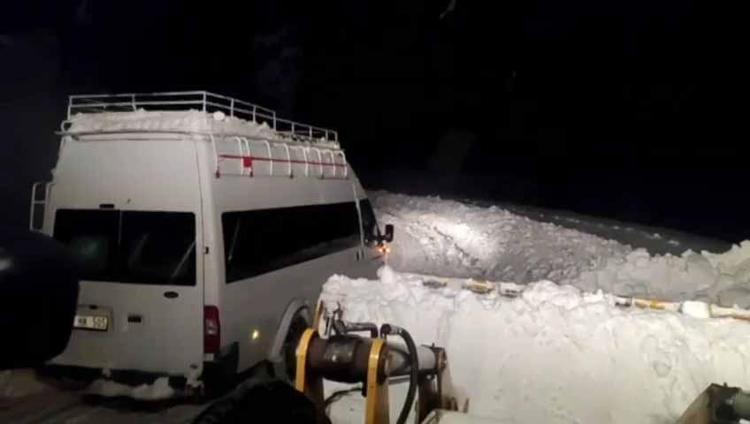 TUNCELİDE KENT MERKEZİNDE KAR KALINLIĞI 15 SANTİMETREYE ULAŞTI