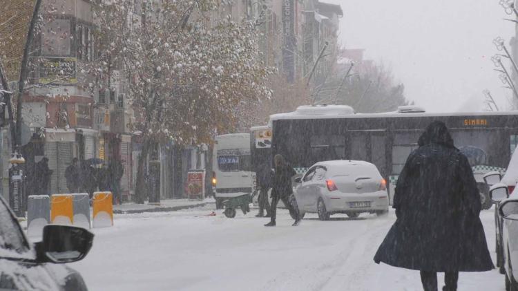 BİNGÖL’DE KENT MERKEZİNDE KAR KALINLIĞI 10 SANTİMETREYİ GEÇTİ