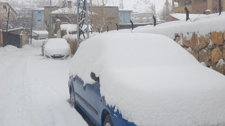 VAN VE HAKKARİDE KARLA MÜCADELE SÜRÜYOR