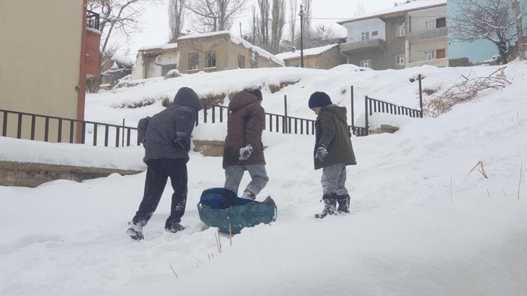 BAŞKALEDE ÇOCUKLAR BİDONLARLA KAYDI