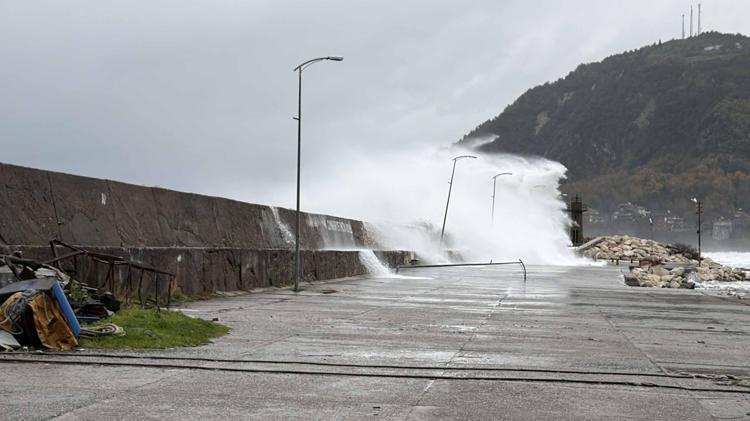 LİMANA GİRİŞLER YASAKLANDI