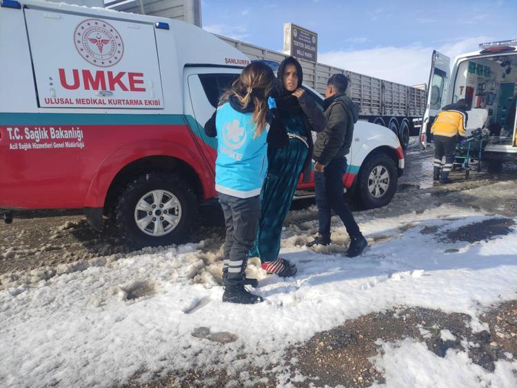 KIRSAL MAHALLE YOLU KAPANDI, 8 HAMİLE HASTANEYE SEVK EDİLDİ