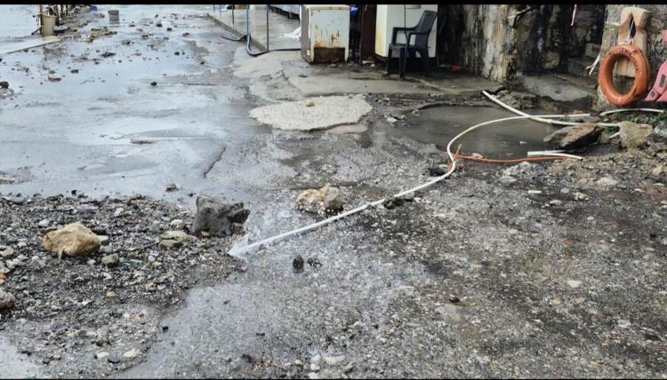 BETON ZEMİN ZARAR GÖRDÜ, SU BORULARI PATLADI