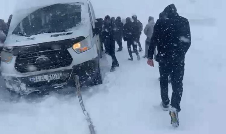 KARDA MAHSUR KALAN ARAÇLARIN SÜRÜCÜLERİNE EKİPLER YARDIM ETTİ