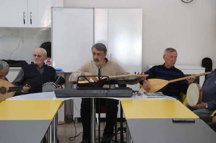 ‘SOKAK KONSERLERİ VERDİĞİMİZ BİLE OLUYOR’