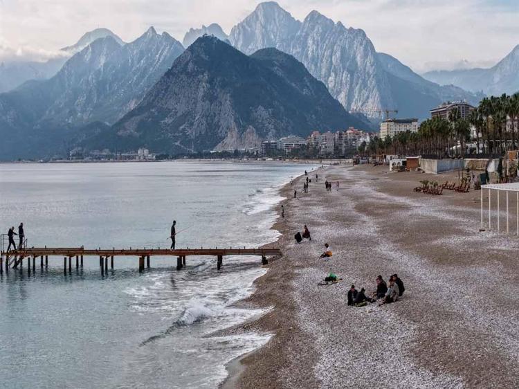 ZİRVESİ KARLI DAĞLAR DRON KAMERASINDA