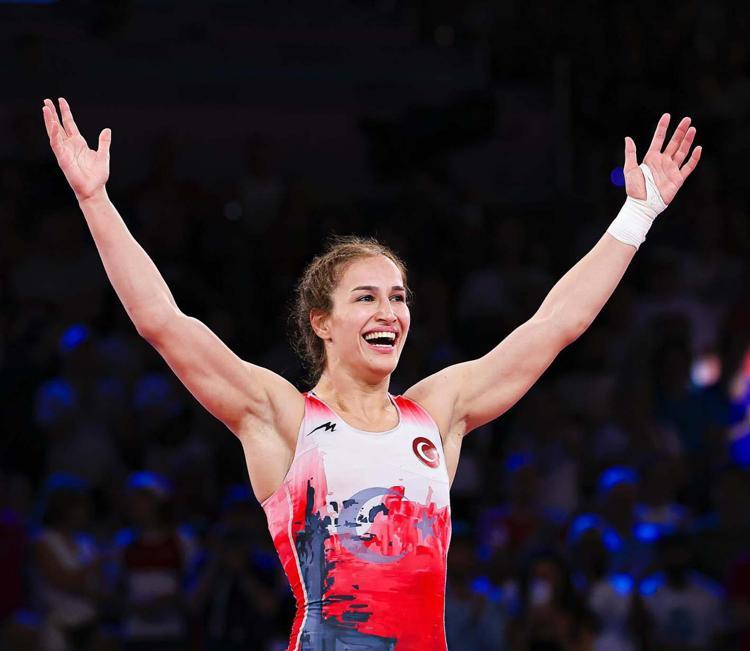 GÜREŞTE MADALYA YAĞMURU