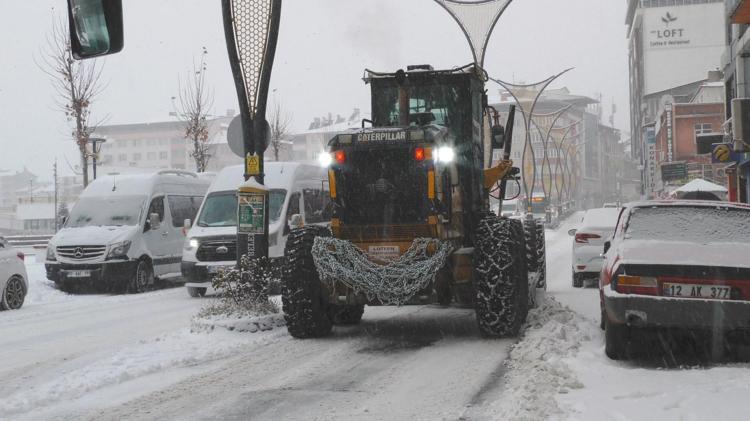 100 KÖY YOLU ULAŞIMA KAPANDI