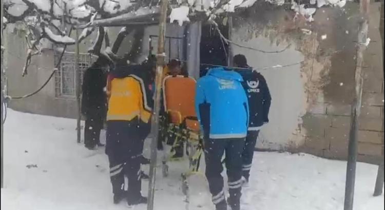 AMBULANS MAHSUR KALDI, EKİPLER KURTARDI