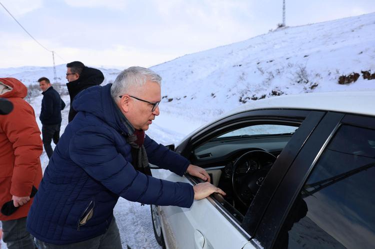 HASTA VATANDAŞ İÇİN EKİPLER YOLU ULAŞIMA AÇTI